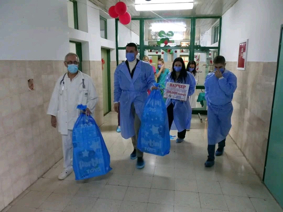 ПРЕДСЕДНИК ОПШТИНЕ ПОСЕТИО ПОРОДИЛИШТЕ И УРУЧИО ВАУЧЕРЕ И БЕБИ ОПРЕМУ ПРВИМ БЕБАМА У 2026. ГОДИНИ