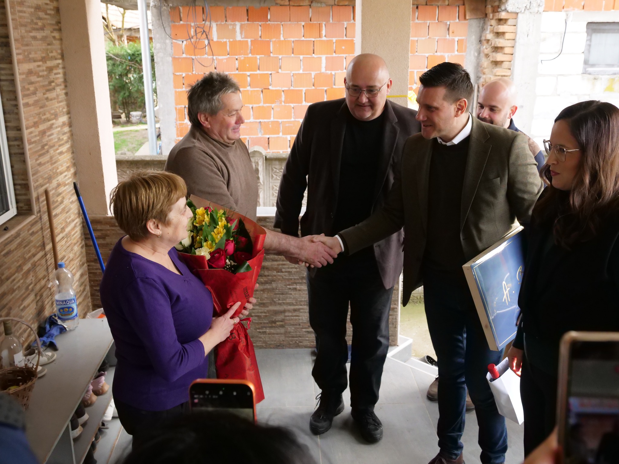 МИНИСТАРКА САРА ПАВКОВ И ПРЕДСЕДНИК ОПШТИНЕ НИКОЛА ВУЧЕН ПОСЕТИЛИ ПОРОДИЦУ ТОДОРОВИЋ У ГЛИБОВЦУ