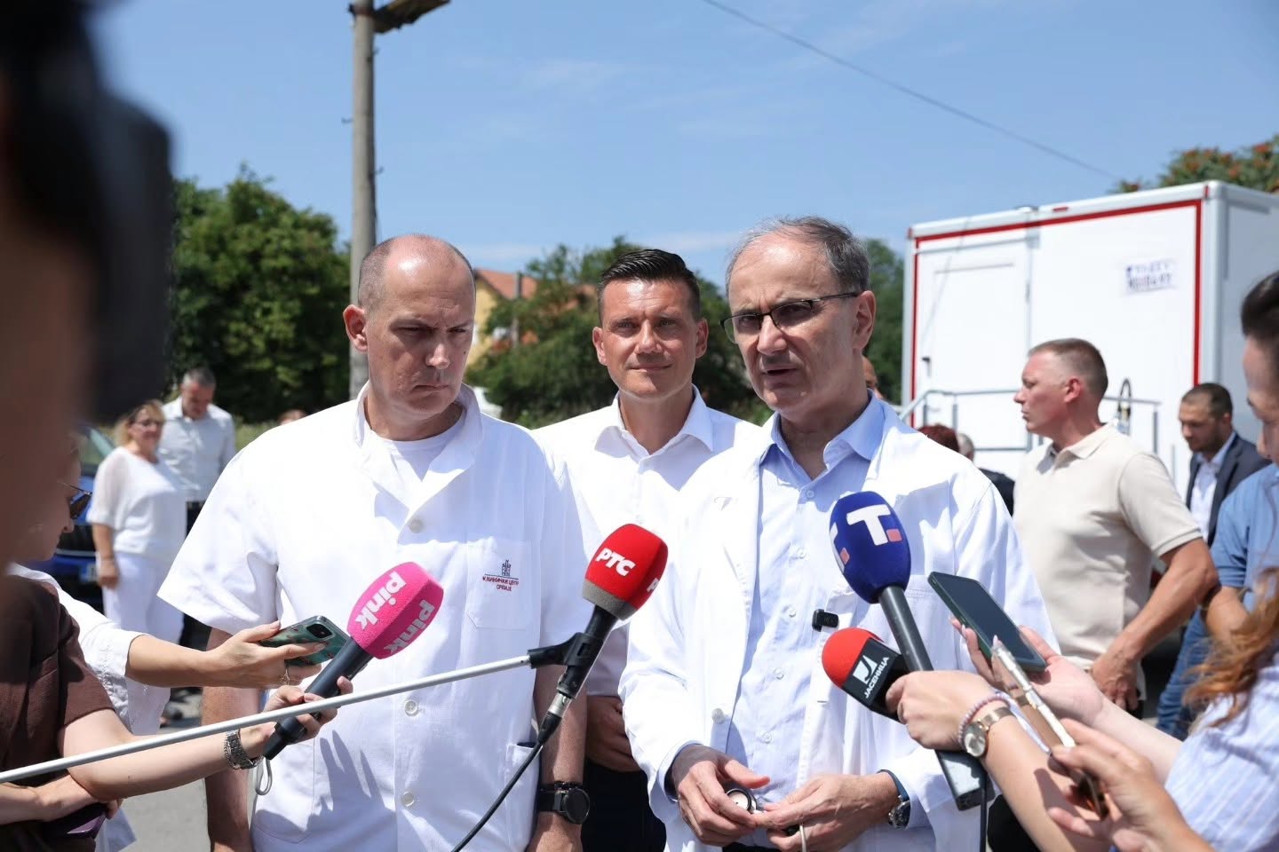 МОБИЛНА АМБУЛАНТА У МАЛОЈ ПЛАНИ- МАЦУТ И ЛОНЧАР ПРЕГЛЕДАЛИ ПАЦИЈЕНТЕ